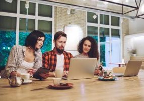 Barcelona,,Spain,,12.09.2016,-,Male,And,Female,Freelancers,Analyzing,Ideas